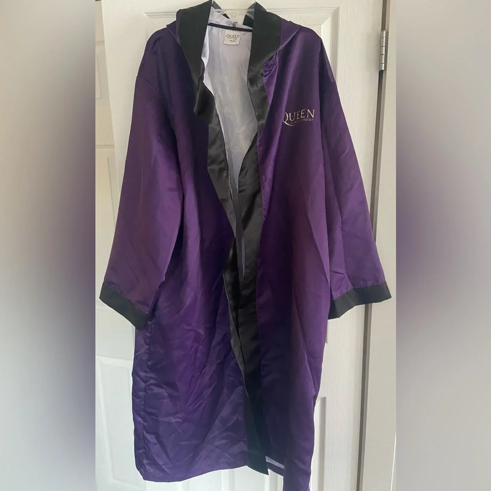 Queen + Adam Lambert VIP Robe - Picture 3 of 5